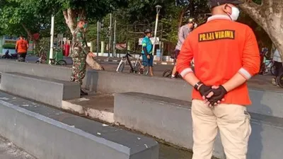 Satpol PP Tanjung Priok Halau Warga yang Kumpul di Danau Sunter/beritajakarta.id/suparni