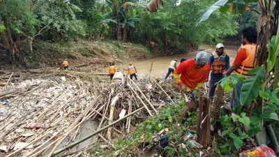 Sampah Bambu Menumpuk di Sungai Cikeas Perbatasan Bekasi-Bogor (Dok. KP2C)