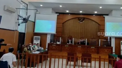 Sidang gugatan praperadilan yang dilayangkan oleh Habib Rizieq Shihab ditunda oleh hakim tunggal Suharno, Senin (22/2/2021). (Suara.com/Yosea Arga)