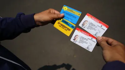 Ilustrasi warga selesai mendapatkan SIM yang sudah diperpanjang di gerai SIM Keliling Jogja