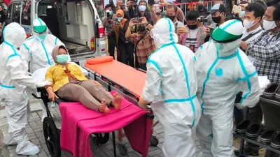 Simulasi penanganan pasien Covid-19 di Rumah Sakit Lapangan (Rumkitlap) Benteng Vastenburg Solo, Rabu (24/2/2021). (Ayojakarta/Budi Cahyono)