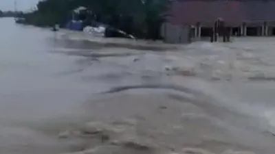 Tangkapan layar tanggul Sungai Citarum di Desa Sumberurip Kabupaten Bekasi jebol. Ratusan warga di Kampung Babakan Banten terendam banjir.[Istimewa]