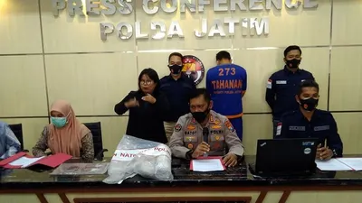 Ditreskrimsus Polda Jatin menunjukan pelaku dan barang bukti kasus prostitusi online saat press release, Rabu (10/3/2021). (Ayosurabaya/Praditya)