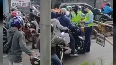 Viral Video Pengendara Motor Terobos Jalur Busway, Ini Respons PT Transjakarta