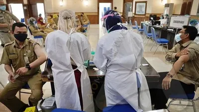 ASN di lingkungan Pemkot Jakarta Pusat mengikuti vaksinasi Covid-19 di Ruang Serbaguna Utama  Kantor Wali Kota Jakarta Pusat. (Ayojakarta/Iche)