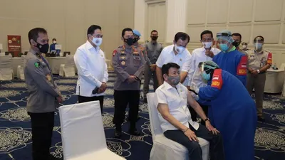2.282 purnawirawan Polri disuntik Vaksin Covid-19 yang digelar Mabes Polri di Gedung Tribrata, Jakarta Selatan, Senin (8/3/2021). (dok)