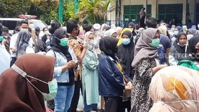 Ratusan guru mengantre vaksinasi Covid-19 di SMPN 11 Kota Tangsel, Rabu (10/3/2021). [Suara.com/Wivy]