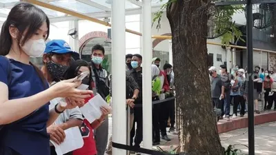 Vaksinasi pedagang dan pegawai mal di Pasar Modern 8 Alam Sutera, Serpong Utara, Kota Tangerang Selatan, Rabu (17/3/2021). [Suara.com/Wivy]