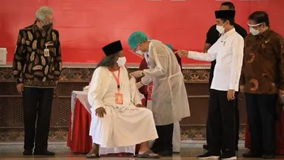 Presiden Joko Widodo didampingi Gubernur Jateng Ganjar Pranowo meninjau proses vaksinasi Covid-19 bagi ulama dan tokoh lintas agama di MAJT, Semaran, Rabu (10/8/2021). (dok) (Twitter Jokowi)