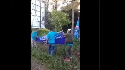 Video pencopotan spanduk bertuliskan Moeldoko dalam KLB Partai Demokrat. [Twitter/@soeyoto1]