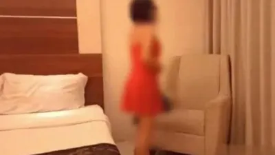 Pemeran video enak-enak mengenakan gaun warna merah sebelum adegan mesum. (dok)