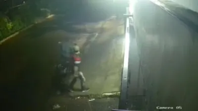 Tangkapan layar video viral aksi kawanan curanmor gasak 3 motor dalam semalam di Jalan Tanjung Duren Utara, Jakarta Barat, Rabu (10/3/2021) dini hari. [Instagram]
