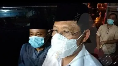 Muhamad Mardiono salah satu Dewan Pertimbangan Presiden (Wantimpres) usai bertakziah di rumah duka Habib Hasan Mulachela di Pasarkliwon, Kota Solo, Jumat (12/3/2021). (Ayojakarta/Budi Cahyono)