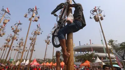 Mengenal Panjat Pinang, Tradisi Lomba Sambut Kemerdekan  Indonesia.  Ini Sejarah dan  Hadiahnya yang Wah!