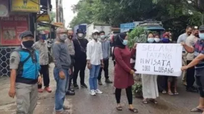 Warga yang tergabung dalam Masyarakat Selapajang Bergerak Bersama Santri Mengabdi melakukan demo terkait jalan rusak di Jalan Marsekal Suryadharma, Kelurahan Selapajang Jaya, Kecamatan Neglasari, Kota Tangerang, Kamis (25/2/2021). [Foto: Bantennews.co.id]