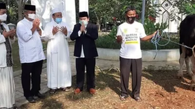 Bupati Bogor Serahkan Dua Sapi Limousin Seberat 1 Ton ke DKM Masjid Baitul Faizin / dok. Humas Pemkab Bogor