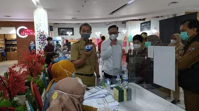 Wakil Wali Kota Bogor Dedie A Rachim saat memantau vaksinasi covid-19 di Mall Lippo Ekalokasari, Kota Bogor / Yogi Faisal