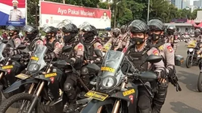 Petugas gabungan melakukan patroli di seluruh wilayah DKI Jakarta. (Ayojakarta.com/Fichrihakiim)