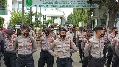 Petugas kepolisian berjaga di depan gerbang Pengadilan Negeri Jakarta Timur. (Ayojakarta.com/Fichrihakiim)
