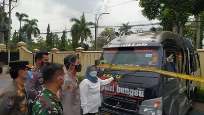 Forkopimda Kabupaten Bogor saat melihat kondisi mobil travel gelap yang berhasil diamankan petugas di Mako Polres Bogor / Yogi Faisal