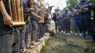 Ketua Umum Partai Demokrat Agus Harimurti Yudhoyono (AHY) bersama istri Annisa Pohan disambut lantunan alat musik angklung, saat berada di Kampung Labirin, Kota Bogor. (Yogi Faisal)