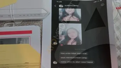 Barang bukti terkait kasus pendistribusian video asusila artis berinisial GL. (Ayojakarta.com/Fichrihakiim)