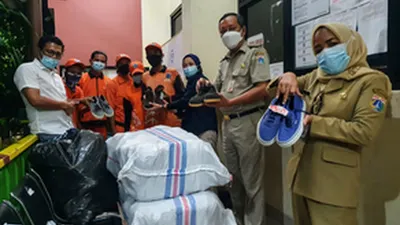Sebanyak 155 pasang sepatu yang diberikan kepada petugas PPSU/dok: Kominfotik Jakut.