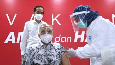 Presiden Jokowi meninjau vaksinasi guru (Setkab.go.id)