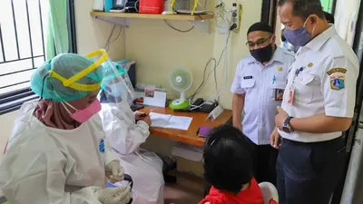 Wali Kota Jakarta Utara Ali Maulana Hakim meninjau vaksinasi lansia di RSUD Pademangan/dok: utara.jakarta.go.id.