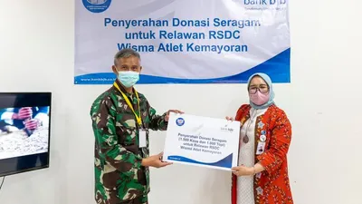 Direktur Konsumer dan Ritel bank bjb Suartini menyerahkan bantuan kepada Kepala Sekretariat Koordinator RSD Penanganan Covid-19 Wisma Atlet Kemayoran Letkol Kes dr. Mintoro Sumego dan Humas RSD Penanganan Covid-19 Wisma Atlet Kemayoran Letkol Laut drg. Muhammad Arifin di Jakarta, Rabu (24/3/2021). (istimewa)