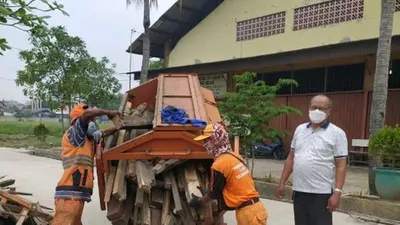PPSU Semper Timur Bantu Kumpulkan Kayu untuk Kremasi Jenazah/ dok: Kominfotik Jakut