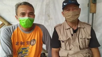Ketua RT 05/06 Kelurahan Mampang, Kecamatan Pancoran Mas Barep Suroso saat menjelaskan prihal dana bansos yang disunat sebesar Rp 25 ribu. (Suara.com/Supriyadi)