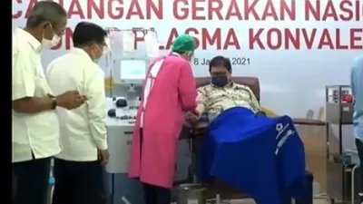 Menko Perekonomian Airlangga Hartarto mendonorkan plasma konvalesen yang digelar PMI/Suara.com