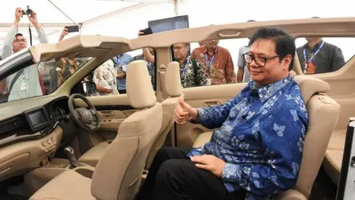 Menteri Perindustrian Airlangga Hartarto menaiki mobil listrik. (Antara)