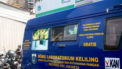 Mobil laboratorium keliling Dinas KPKP DKI Jakarta terparkir di tempat penampungan sementara Pasar Bendungan Hilir, Jakarta, Rabu (24/7/2019). (ANTARA/Genta Tenri Mawangi)