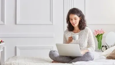 ilustrasi bekerja di atas kasur. shutterstock
