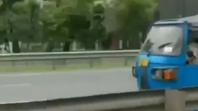 Bajaj nekat lawean arus di jalan tol (Instagram)