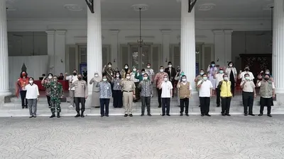Gubernur DKI, Anies Baswedan bersama para penerima undangan vaksin Covid-19 Sinovac di Balai Kota DKI Jakarta (Instagram @aniesbaswedan)