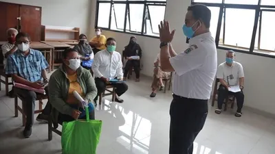 Gubernur DKI, Anies Baswedan saat meninjau langsung penyaluran BST di SDN Palmeriam 01 dan SDN Kayu Manis 01 Matraman (Instagram @aniesbaswedan)