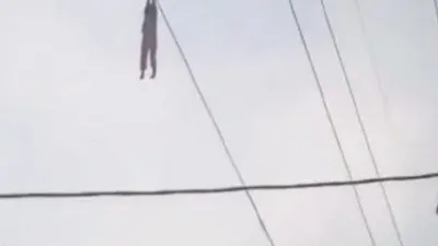Seorang anak bergelantungan di kabel listrik. (Ist)