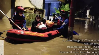 Petugas Damkar lakukan evakuasi warga terdampak banjir di Pejaten Timur/dok: Instagram @humasjakfire