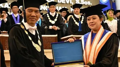 Rektor Undip Prof Dr Yos Johan Utama dan Ketua DPR RI Puan Maharani saat prosesi penyerahan gelar doktor HC di Gedung Prof Dr Soedarto SH, di Tembalang, Jumat (14/2/2019) sore. (Arie Widiarto/Ayosemarang.com)