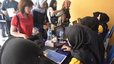 April, Program Kartu Pra Kerja Diberlakukan