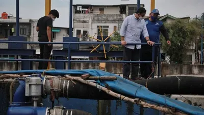 Gubernur DKI Jakarta Anies Baswedan mengecek Rumah Pompa Kedoya Taman Ratu, Duri Kepa, Jakarta Barat kemarin/dok: Instagram @aniesbaswedan