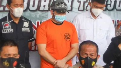 Penyanyi Ridho Roma ketika dihadirkan saat rilis kasus narkoba yang menjeratnya di Polres Pelabuhan Tanjung Priok, Jakarta Utara, Senin (8/2/2021). [Suara.com/Alfian Winanto]