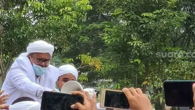 Tiba di Indonesia, Rizieq Disambut Ribuan Simpatisan