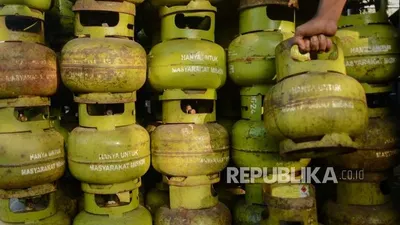 Pemerintah tegaskan tak ada kenaikan harga listrik dan elpiji subsidi. Foto pekerja menata tabung gas elpiji, (ilustrasi).  Foto: Thoudy Badai_Republika