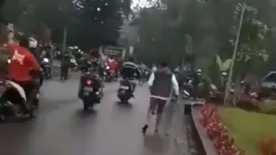 Video warga berhamburan saat banjir bandang terjang Gunung Mas, Bogor, Selasa (19/1/2021). (Instagram/poros.garut)