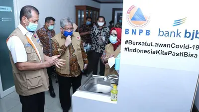 Kepala BNPB Doni Monardo (kiri) Direktur Utama bank bjb Yuddy Renaldi, Direktur Konsumer dan Ritel bank bjb Suartini di Gedung BNPB, Selasa (14/7/2020).