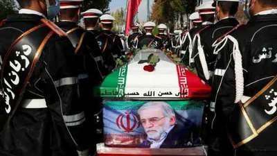 Angkatan bersenjata Iran membawa peti jenazah ilmuwan nuklir Mohsen Fakhrizadeh saat upacara pemakaman dirinya di Teheran, Iran, Senin (30/11/2020). Foto: REUTERS